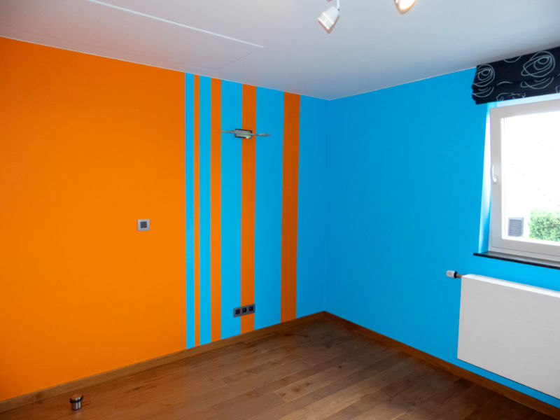 chambre avec murs peints en orange et bleu