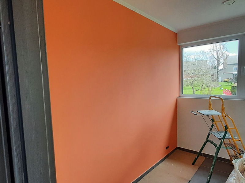 mur peint en orange et blanc