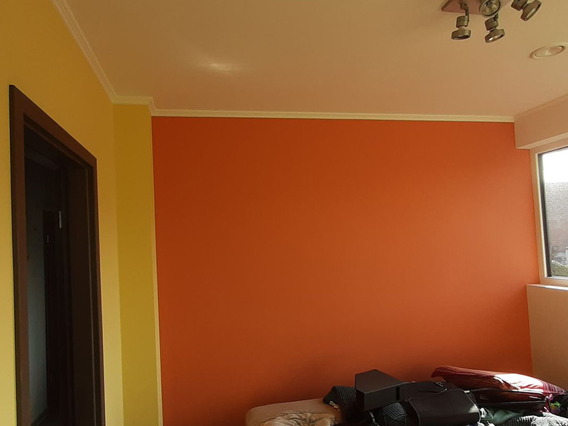 mur peint en orange et blanc et jaune