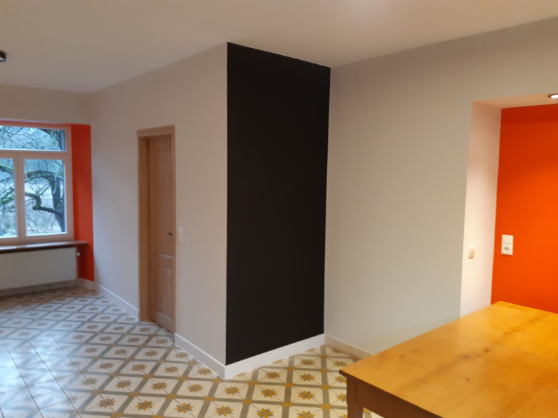 murs d'une cuisine peints en blanc, orange et une touche de noir